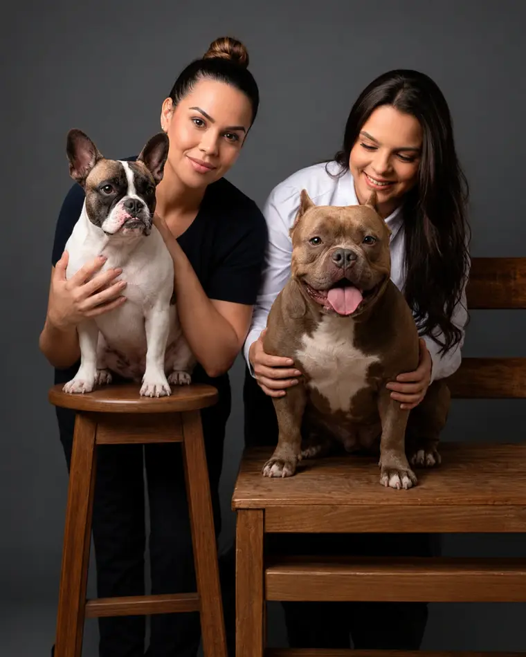 Veterinárias da Unnavet com dois buldogues